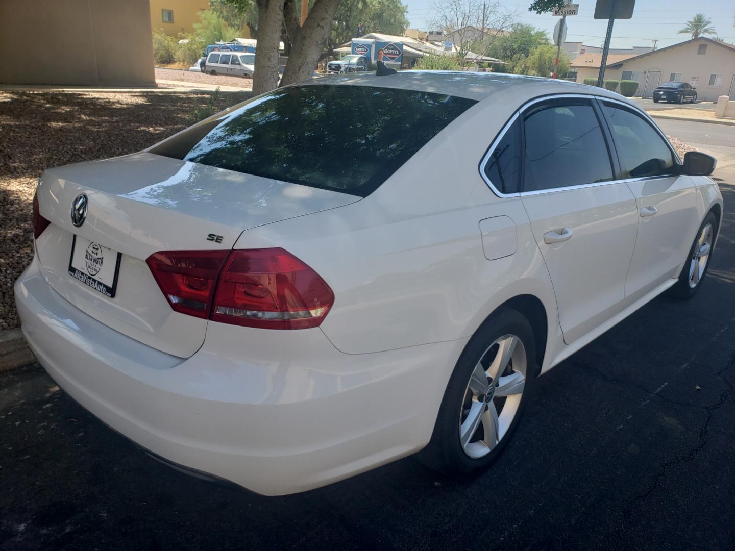 2013 WHITE /gray and black Volkswagen Passat se (1VWBP7A31DC) with an 2.5 l5 engine, 6-Speed Automatic transmission, located at 323 E Dunlap Ave., Phoenix, AZ, 85020, (602) 331-9000, 33.567677, -112.069000 - 2013 Volkswagen Passat SE,........ EXCELLENT condition,......A Real Must See!!.... No accidents, Ice cold ac, Touch Screen Stereo/CD Player, Satellite compatible, Bluetooth, Phone sync, Clean Black and Gray interior with Black Leather seats in near perfect condition, power windows, power door locks, - Photo#3